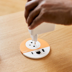 Zásuvka 230V + USB nabíjačka + dáta, Disq 80, kov kryt | smartparts.sk